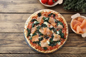 Photo sur Plexiglas Pizzeria pizza au saumon fumé poisson et épinards sur fond rustique