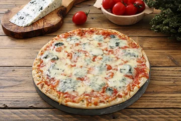 Poster Pizzeria pizza formaggi e gorgonzola su tavolo rustico
