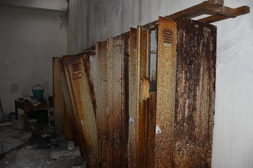 Lost Places, Vergessene Orte, Spind, Werkstätte, Tisch, Akten, Stuhl, Gitter, Zeit, aufgelassen,...