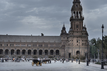 Fototapeta premium La Plaza de España es un conjunto arquitectónico enclavado en el Parque de María Luisa de la ciudad de Sevilla (España), proyectado por el arquitecto Aníbal González. 