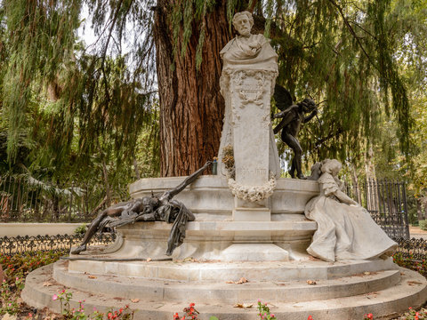 Monumento al poeta sevillano  B&eacute;cquer en la glorieta del Parque de Mar&iacute;a Luisa, Sevilla. Espa&ntilde;a