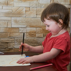 Mała dziewczynka rysuje kredką po dokumentach. - obrazy, fototapety, plakaty
