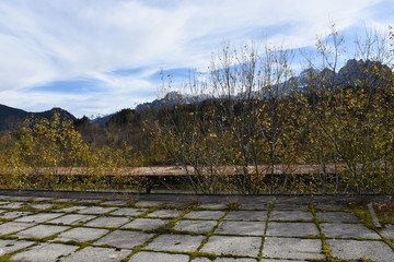 Lost Places, Vergessene Orte, Spind, Werkstätte, Tisch, Akten, Stuhl, Gitter, Zeit, aufgelassen,...