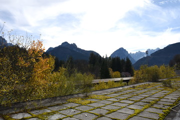 Lost Places, Vergessene Orte, Spind, Werkstätte, Tisch, Akten, Stuhl, Gitter, Zeit, aufgelassen,...
