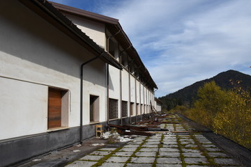 Lost Places, Vergessene Orte, Spind, Werkstätte, Tisch, Akten, Stuhl, Gitter, Zeit, aufgelassen,...