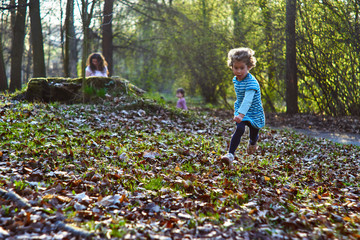 Dziewczynka biega po jesiennym parku, w tle mama. © Rajtar photography