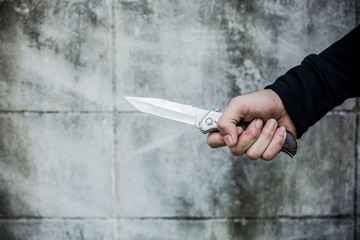 hand holding knife