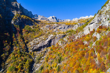 Fototapeta na wymiar Val Masino - Val di Mello - Valtellina (IT) - Vista aerea panoramica autunnale 