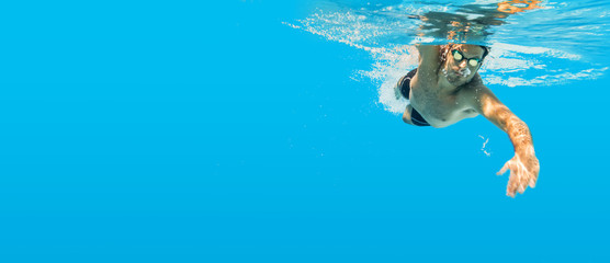 Schwimmen unter Wasser Mann blau Kraulen Training - obrazy, fototapety, plakaty