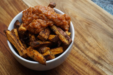 Vegane Süßkartoffeln mit Ketchup
