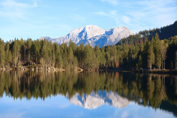 Fototapeta na wymiar Hintersee im Berchtesgadener Land mit Hoher Göll