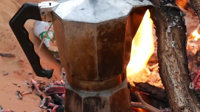 Colazione nel campo deserto del Sahara moca con caff&egrave;