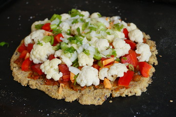 Vegane Schwarzaugenbohnen Quinoa Pizza
