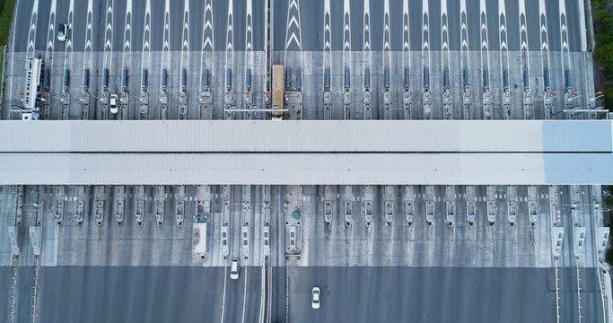 Routes arrivant sur un p&eacute;age sur une autoroute - France, vue a&eacute;rienne