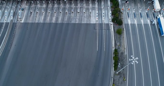 Vue a&eacute;rienne d'une autoroute avec des voitures arrivant sur le p&eacute;age pour aller en ville. 