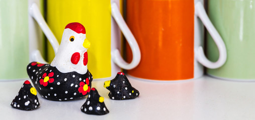 Xícaras de café e objetos de decoração.