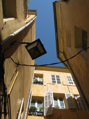 Maisons couleur ocre dans une ruelle à Aix-en-Provence