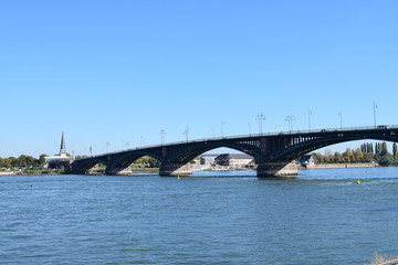 Fototapeta na wymiar Theodor-Heuss-Brücke (Mainz)