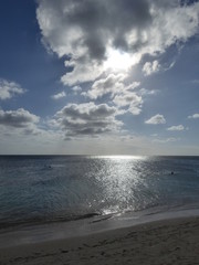 Sonnenschein auf ruhiges karibisches meer