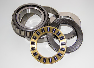 Exploded view of a thrust roller bearing and a tapered roller bearing 