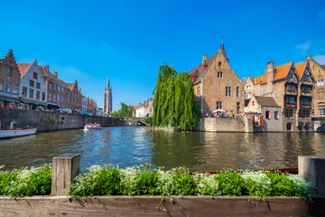 Fotobehang Brugge met het huis Perez de Malvenda en Belfort van Brugge op de achtergrond bij daglicht, België. © gatsi