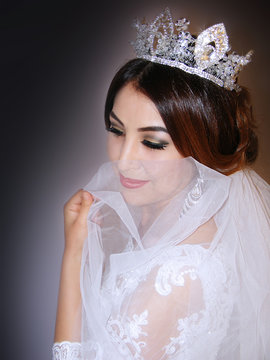 bride with crown on head / photography with scene of the self-conscious bride with corona