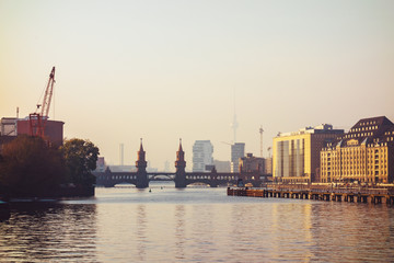 Obraz premium spree river at berlin in the eve