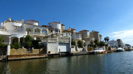 Villen am Kanal in der Marinasiedlung Empuriabrava