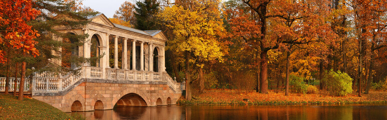 Obraz premium Marble bridge in Catherine garden in Pushkin