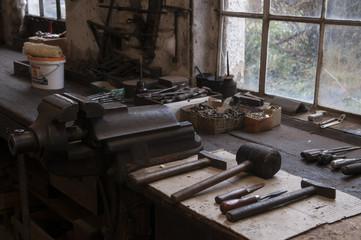 Werkzeuge und Maschinen in einer Schmiede