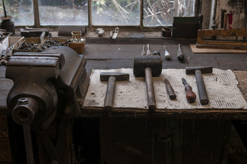 Werkzeuge und Maschinen in einer Schmiede