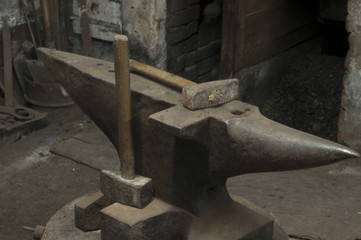 Werkzeuge und Maschinen in einer Schmiede