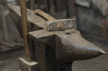 Werkzeuge und Maschinen in einer Schmiede