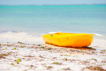 Fototapeta na wymiar Small boat on the white sandy tropical beach and turquiose ocean