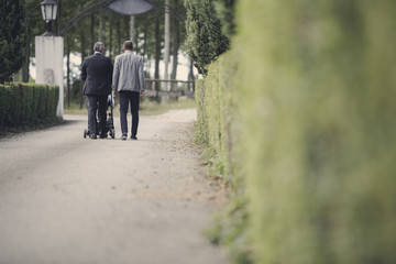 padre e nonno con passeggino