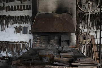 Werkzeuge und Maschinen in einer Schmiede