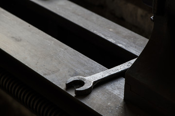 Werkzeuge und Maschinen in einer Schmiede