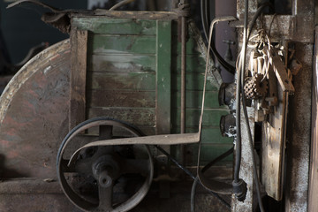 Fototapeta na wymiar Werkzeuge und Maschinen in einer Schmiede