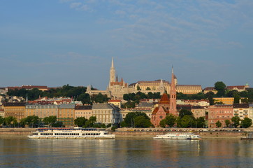 Obraz premium Panorama von Budapest mit Matthiaskirche und Donau