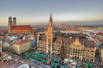 Fototapeta na wymiar Dom, Rathaus, Marienplatz mit Christkindlmarkt plus Innenstadt München, gesehen vom Alten Peter. München, Bayern, Deutschland.