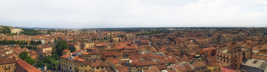 Fototapeta na wymiar Panorama-Blick auf Verona vom Torre dei Lamberti auf Verona. Verona, Lombardei, Venetien, Italien, Europa.