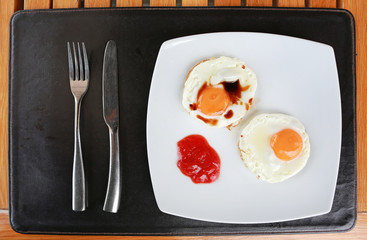 Breakfast (Fried egg with tomato sauce).
