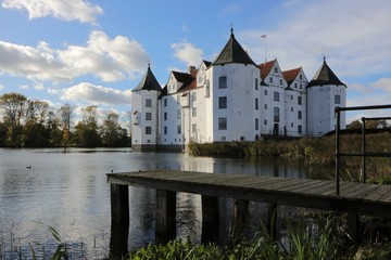Fototapeta na wymiar Schloss Glücksburg, romantisches Wasserschloss, malerische Herbststimmung