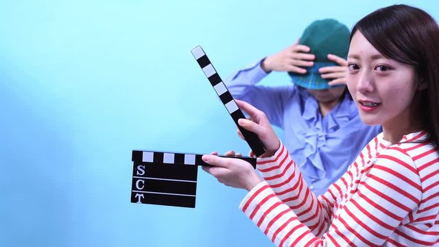 映像撮影　現場イメージ　カチンコを鳴らすスタッフ　音声あり　グレーディング
