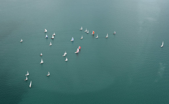 Luftaufnahme von Segelbooten auf dem Bodensee