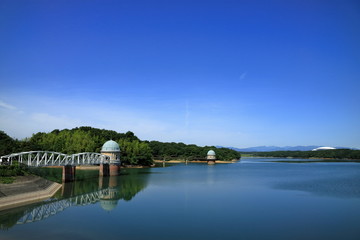 湖と取水塔