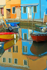 Fototapeta na wymiar colored house and boats in BURANO island near Venice in Northen