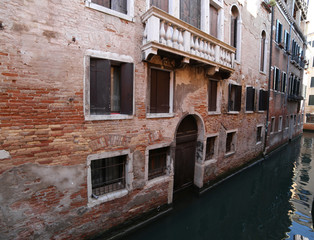 Fototapeta na wymiar venetian house near the navigable canal in Venice in Italy