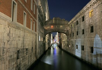 Naklejka premium VENICE of Sighs at night using long exposure