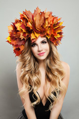 Obraz na płótnie Canvas Young Woman Fashion Model with Healthy Blonde Hair, Makeup and Autumn Leaves Wreath